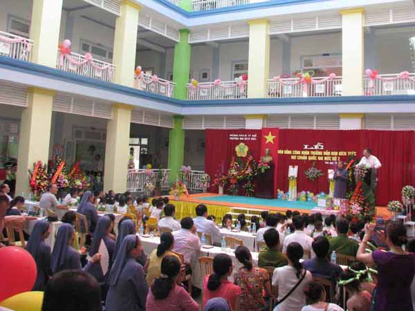 Hue city: Bich Truc Kindergarten run by the Congregation of the Holy Cross Lovers granted the national standard certificate 